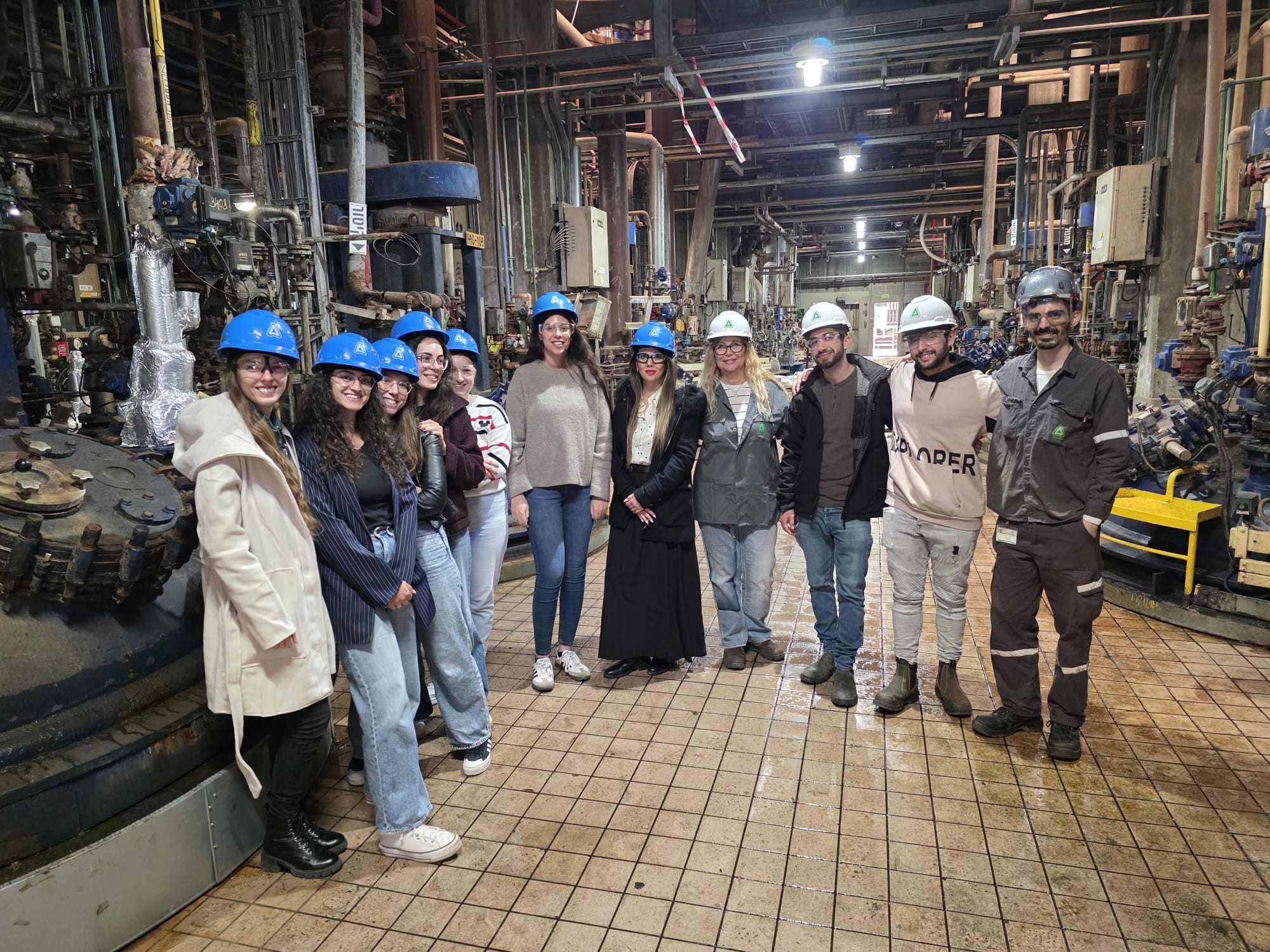 מהאקדמיה לתעשייה סטודנטים להנדסה כימית מ SCE סיירו במתקני 